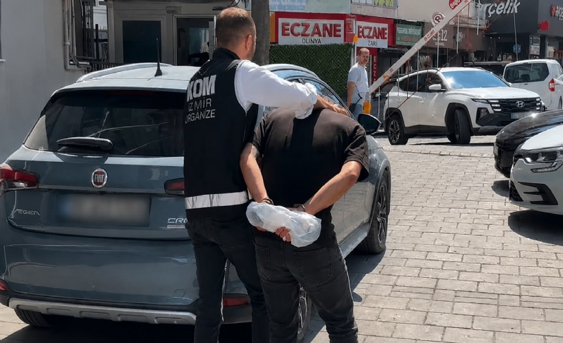 İzmir’de oto galeriyi kurşunlayan 2 şüpheli tutuklandı