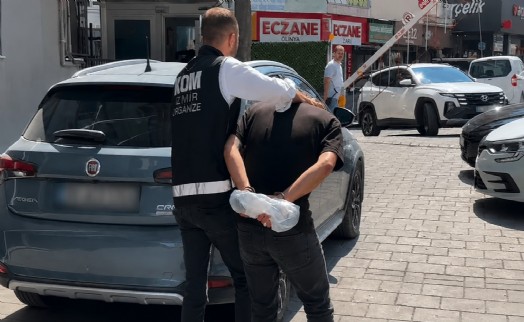 İzmir’de oto galeriyi kurşunlayan 2 şüpheli tutuklandı