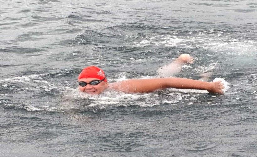 İzmirli yüzücü Tuna Tunca, Kuzey Kanalı'nı geçti