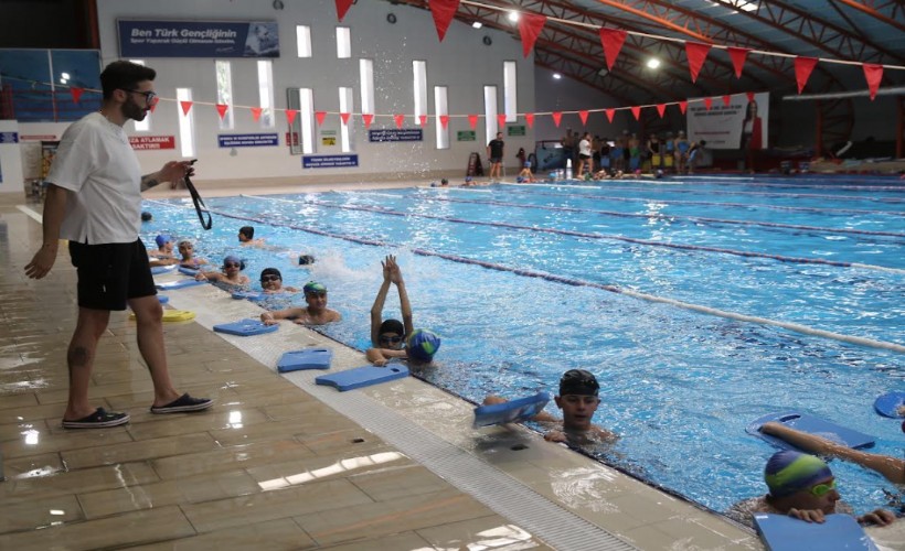 Karşıyaka’da yüzme zamanı: Yaz tatili havuz keyfiyle taçlanıyor