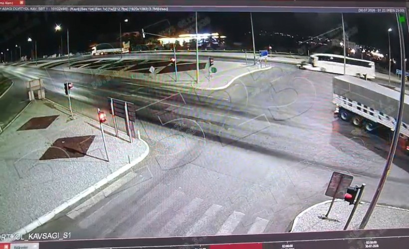 Kavşakta feci kaza: 1 ölü 1 yaralı