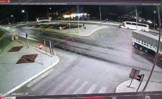 Kavşakta feci kaza: 1 ölü 1 yaralı