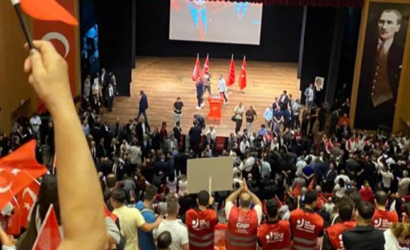 Kılıçdaroğlu'nun rozet töreninde figüran iddiası: Yüzlerce kişi ajanstan getirilmiş, slogan provası yapılmış!