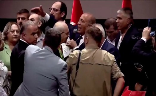 Kılıçdaroğlu rozet takarken görevlileri fırçaladı: Kayyım Gürsel Tekin'in sözleri gündem oldu