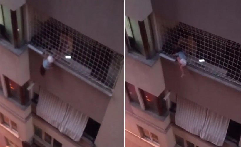 Korku dolu anlar... Balkon filesinde asılı kalan çocuğunu düşmesin diye dakikalarca tuttu
