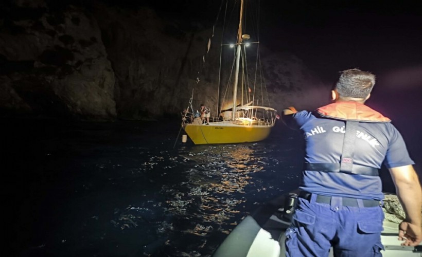 Kuşadası açıklarında sürüklenen teknedeki 2 kişi kurtarıldı