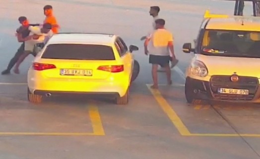 Kuşadası'nda yol verme tartışması, akaryakıt istasyonunda kavgaya dönüştü: olay anı kamerada