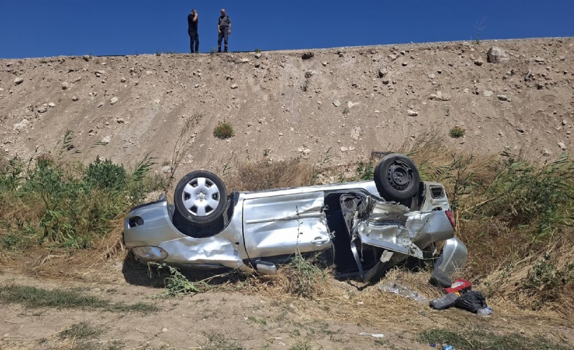 Kütahya'da korkutan kaza! İki otomobil kavşakta çarpıştı