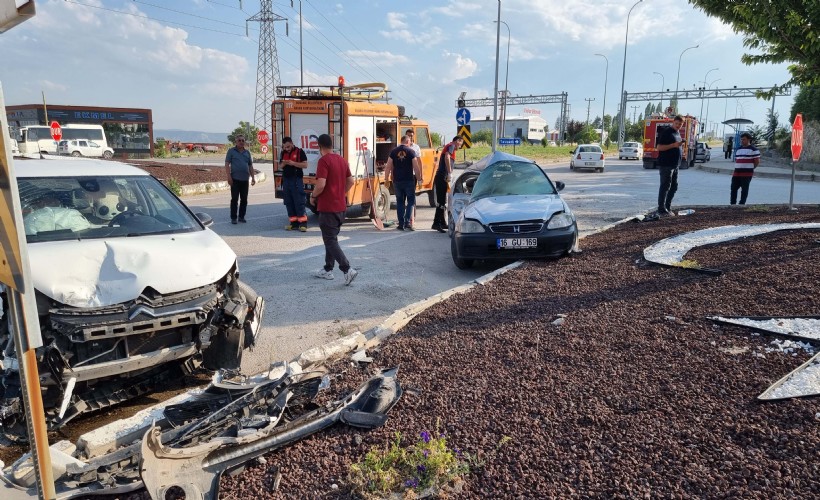 Kütahya’da çarpışan otomobillerin sürücüleri yaralandı