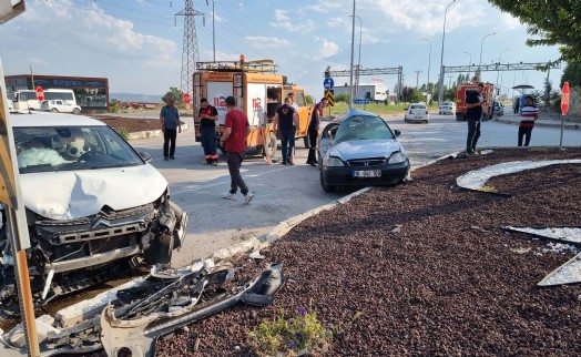 Kütahya'da çarpışan otomobillerin sürücüleri yaralandı