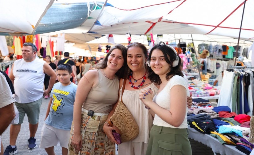 Başkan Denizli, Alaçatı Pazarında esnaf ve vatandaşlarla buluştu