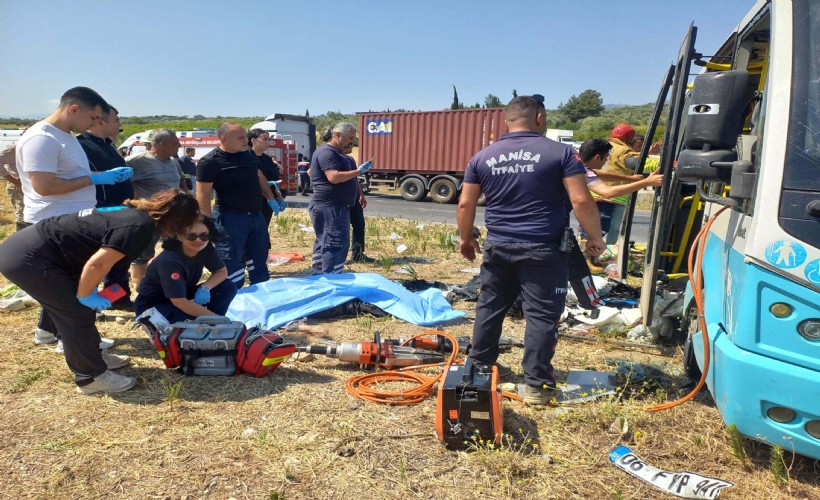 Manisa’da iki minibüs çarpıştı: 1 ölü 11 yaralı