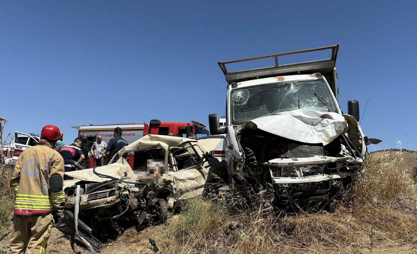 Manisa’da otomobille kamyonet çarpıştı: 1 ölü, 1 yaralı