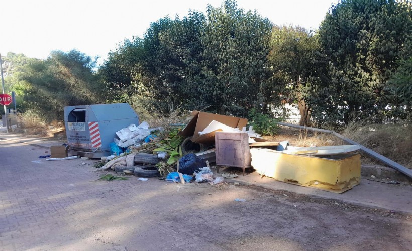 Turizm cennetinde sokağa bırakılan moloz ve bahçe atıkları tepki çekiyor