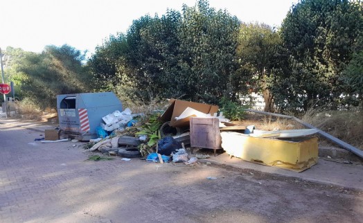 Turizm cennetinde sokağa bırakılan moloz ve bahçe atıkları tepki çekiyor
