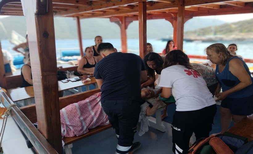 Mavi turda ve Yunan adasında rahatsızlanan 3 kişi, deniz ambulansıyla Bodrum'a taşındı