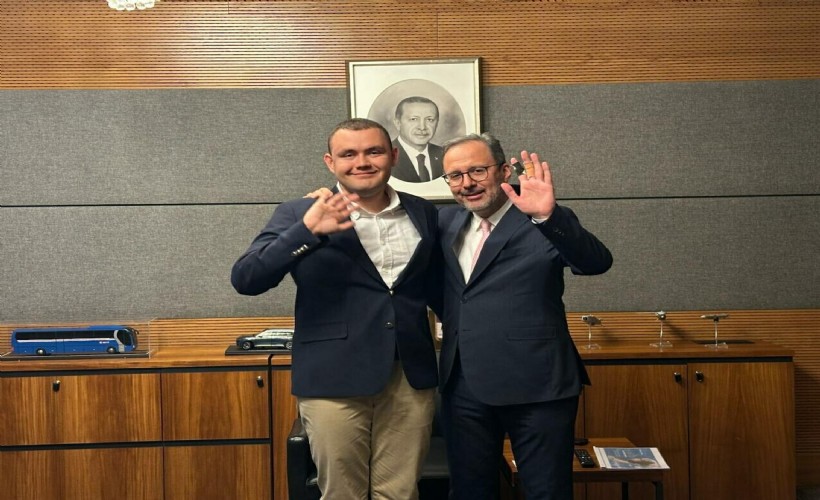 Otizmli yüzücü Tuna Tunca'ya Kasapoğlu'ndan tebrik
