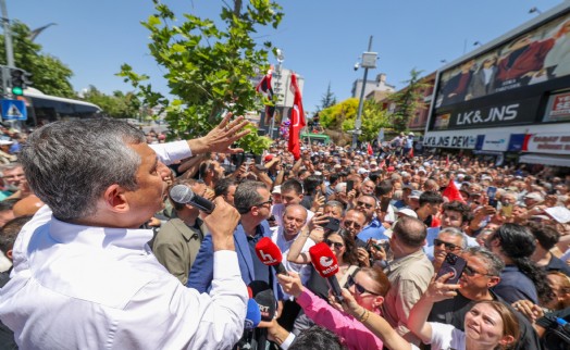 Özgür Özel Niğde'de bir bankın üzerinde: 'Beni buraya sarayın gücü çıkarmadı'