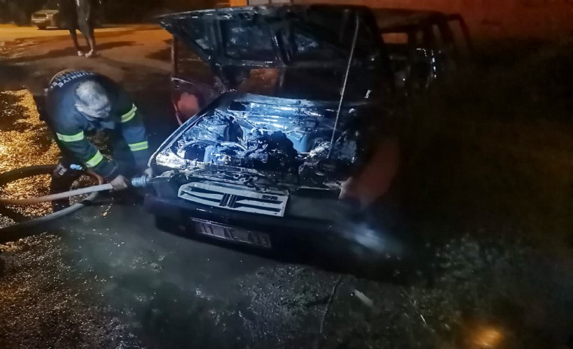 Park halindeki otomobil alev alev yandı
