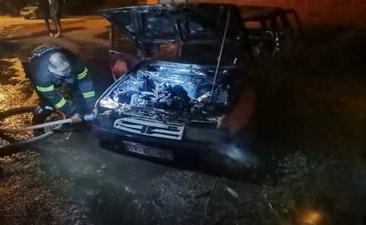 Park halindeki otomobil alev alev yandı