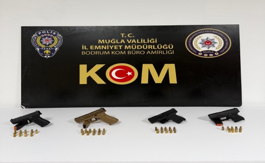 Polis denetiminden kaçan şüphelilerin çantasından cephanelik çıktı