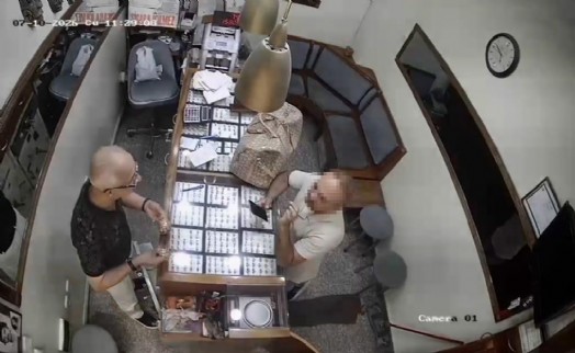 Satın altın alma bahanesiyle geldi, 2,5 milyonluk bilezikle kaçtı!