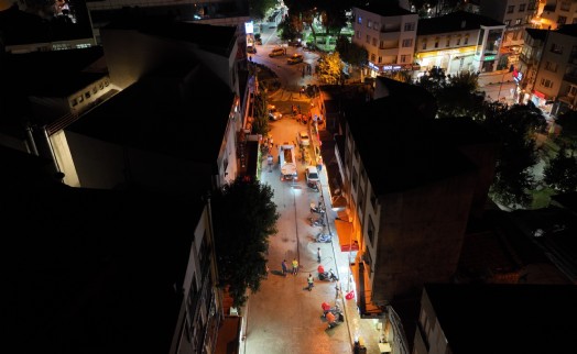 Seferihisar'da kapsamlı yol yıkama çalışmaları aralıksız sürüyor