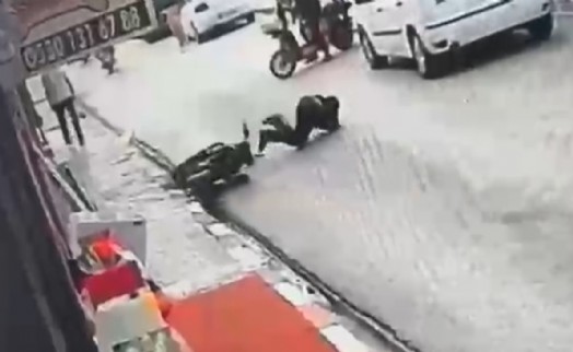 Seyir halindeki motosikletin sürücüsü fenalaşıp düşerek yaralandı
