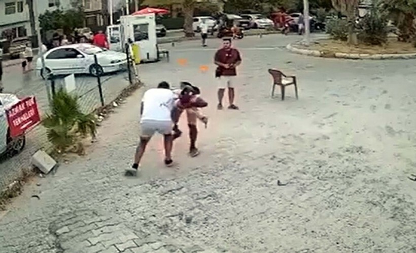 Sokakta çıkan tartışmada birbirini bıçakladılar; o anlar kamerada