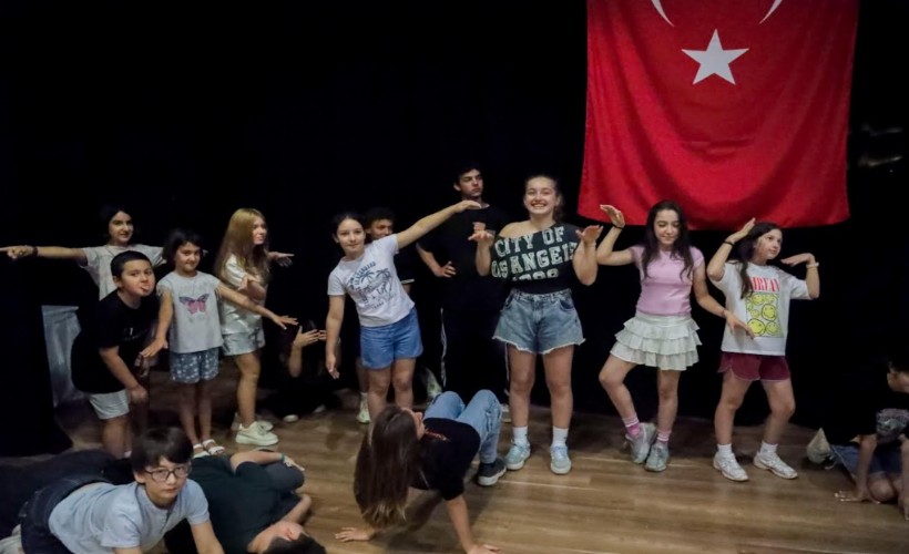 Tiyatronun yeni yetenekleri Karşıyaka’da yetişiyor