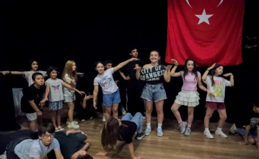 Tiyatronun yeni yetenekleri Karşıyaka'da yetişiyor