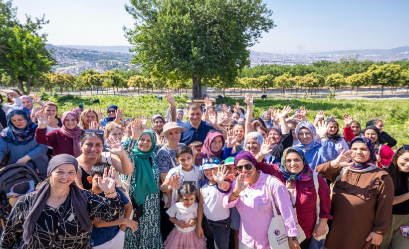 Toprakla buluşan kadınlar, hasat sevincini Başkan Tugay’la yaşadı