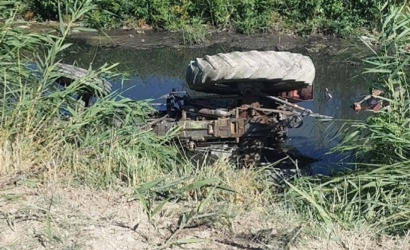 Traktörün altında kalan çiftçi ağır yaralandı