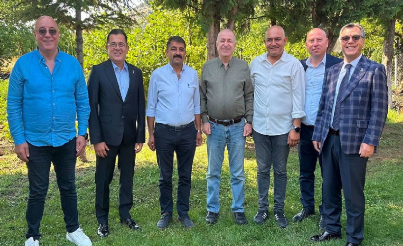 Zafer Partisi lideri Özdağ rozet taktı, başkan 'CHP'deyim' dedi