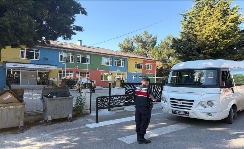 Uşak'ta jandarmadan okul önlerinde 19 bin 87 kişiye kimlik sorgulaması
