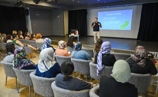 Uzman isimler Bornova'da çocuk eğitimini anlattı