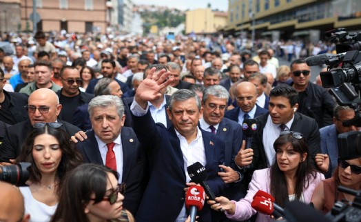 YENİ Parti lideri Özel kalabalıklar eşliğinde Birinci Meclis'e geldi: İlk toplantı Anadolu Klübü'nde