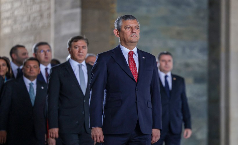 YENİ Parti'nin ilk ziyareti Anıtkabir'e... Özgür Özel: Kuşatılan mirasınızı koruma görevi bize emanettir