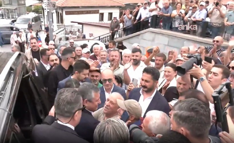 YENİ Parti'nin kurulmasının ardından Özgür Özel'e Hacı Bayram-ı Veli Camisi'nde yoğun ilgi