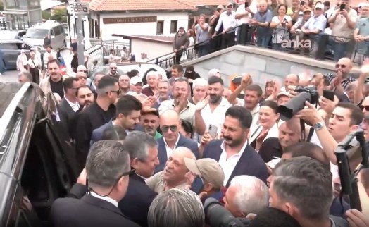 YENİ Parti'nin kurulmasının ardından Özgür Özel'e Hacı Bayram-ı Veli Camisi'nde yoğun ilgi