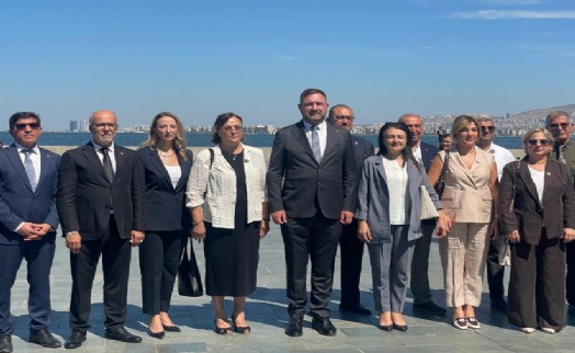 Yeni CHP İzmir İl Yönetimi Atatürk Anıtı'na çelenk sundu!