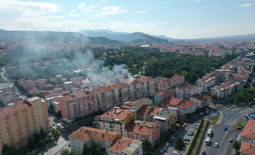 Yıldırım düşen apartmanın çatısında yangın çıktı