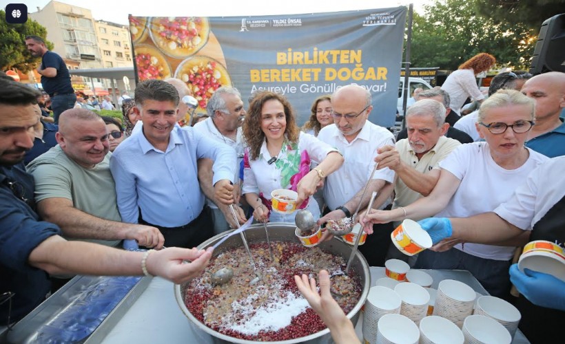 Yüzlerce Karşıyakalı aşurenin bereketini paylaştı