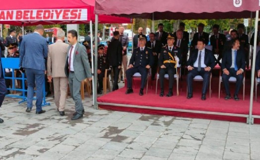 30 Ağustos töreninde protokol krizi: Muhalefet il başkanları alanı terk etti