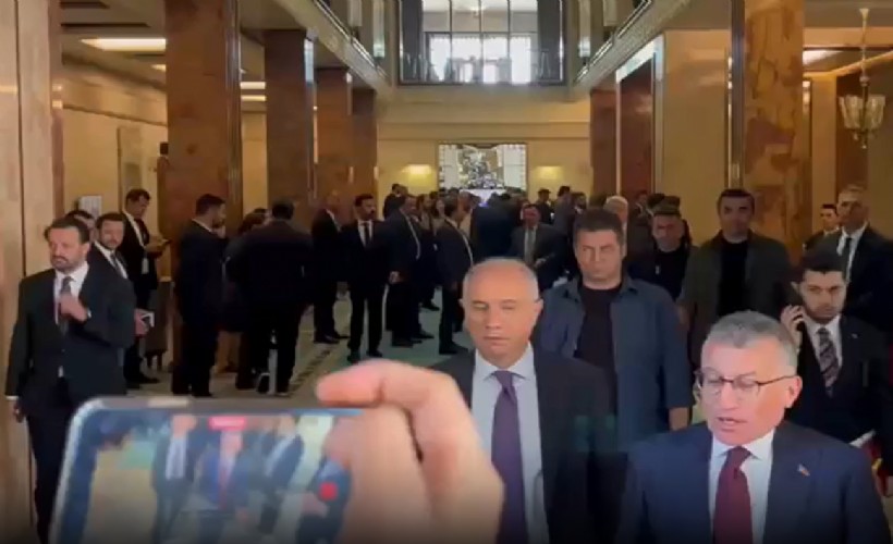 AK Parti'nin 'çerçeve yasa'ya ilişkin kapalı grup toplantısı sona erdi