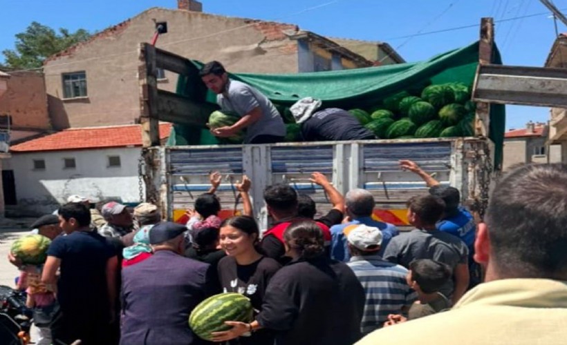 Afyon'da bir hayırsever 35 ton karpuz dağıttı