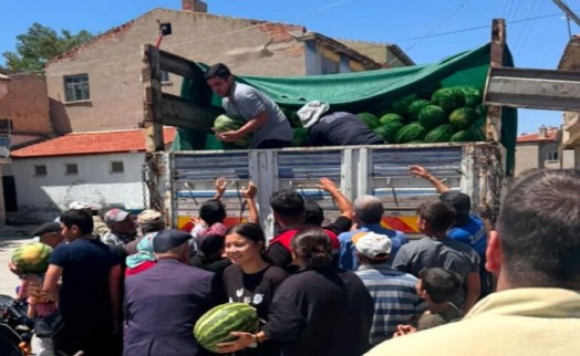 Afyon'da bir hayırsever 35 ton karpuz dağıttı