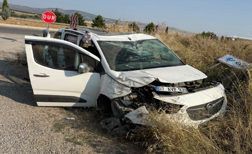 Afyon'daki kazada otomobil şarampole uçtu: 1 ölü, 2 yaralı