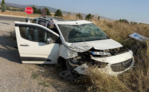 Afyon'daki kazada otomobil şarampole uçtu: 1 ölü, 2 yaralı