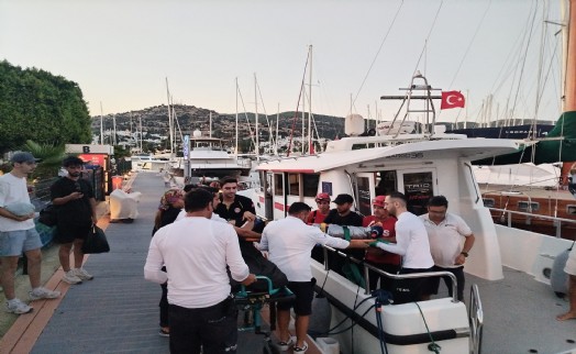 Akvaryum Koyu'nda yaralanan genç, deniz ambulansıyla kurtarıldı